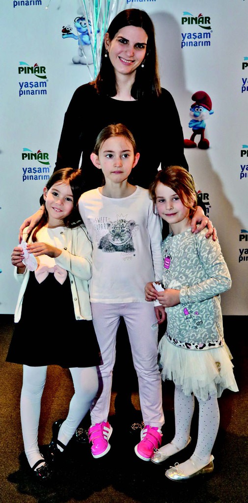 Ünlü isimler çocuklarıyla 'Şirinler'i izledi