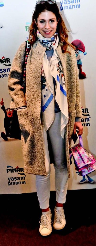 Ünlü isimler çocuklarıyla 'Şirinler'i izledi