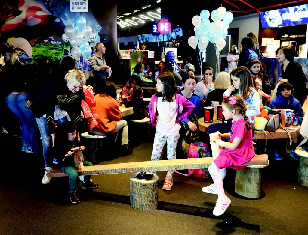 Ünlü isimler çocuklarıyla 'Şirinler'i izledi