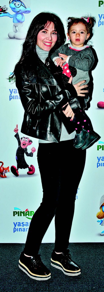 Ünlü isimler çocuklarıyla 'Şirinler'i izledi