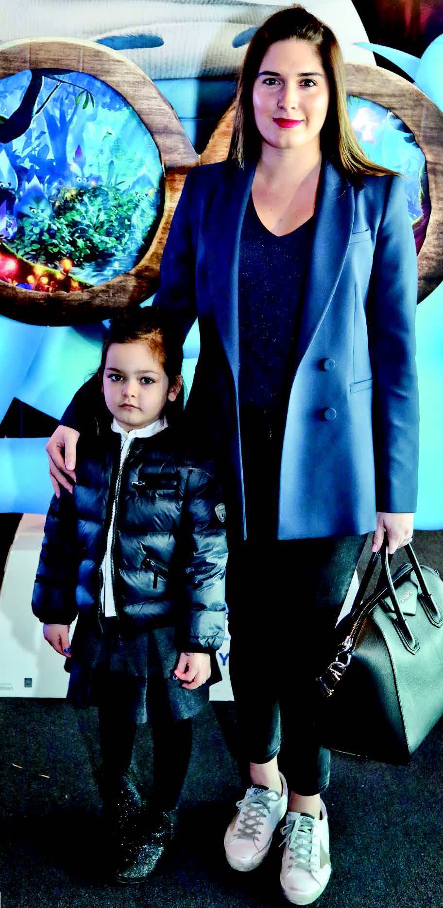 Ünlü isimler çocuklarıyla 'Şirinler'i izledi