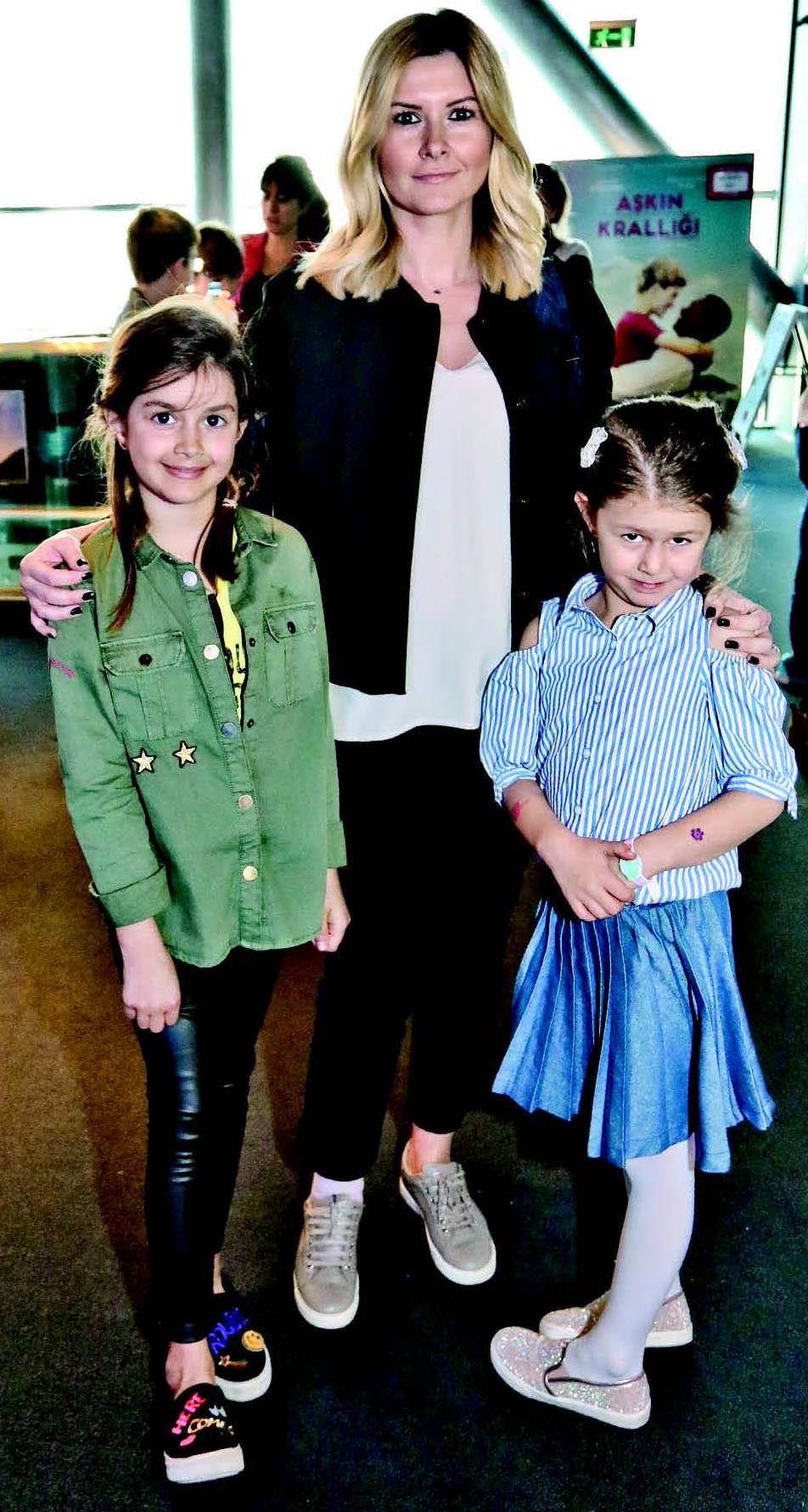 Ünlü isimler çocuklarıyla 'Şirinler'i izledi