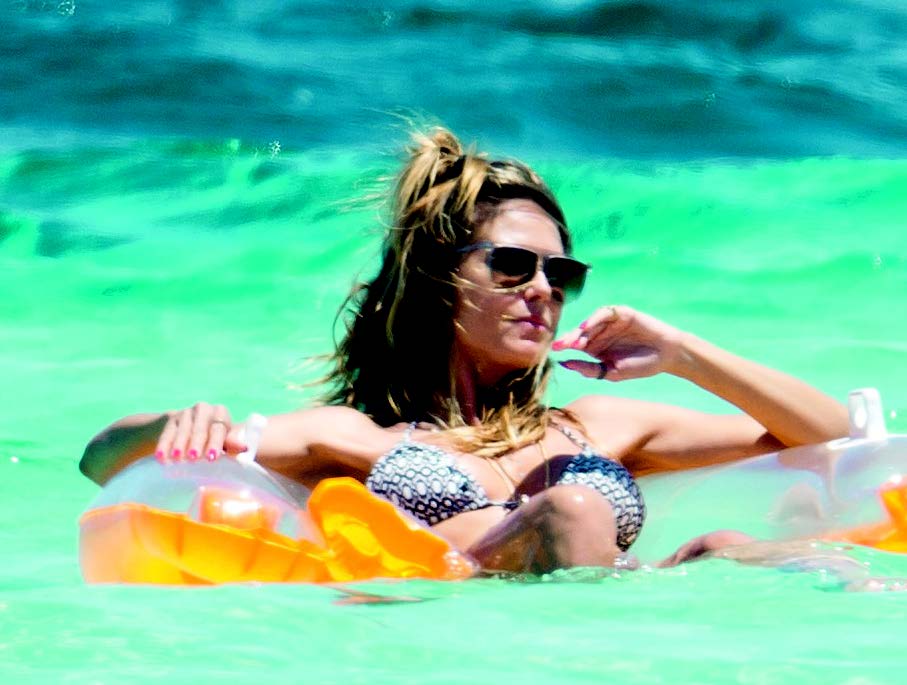 Çocuklarıyla birlikte Karayipler'de tatilde