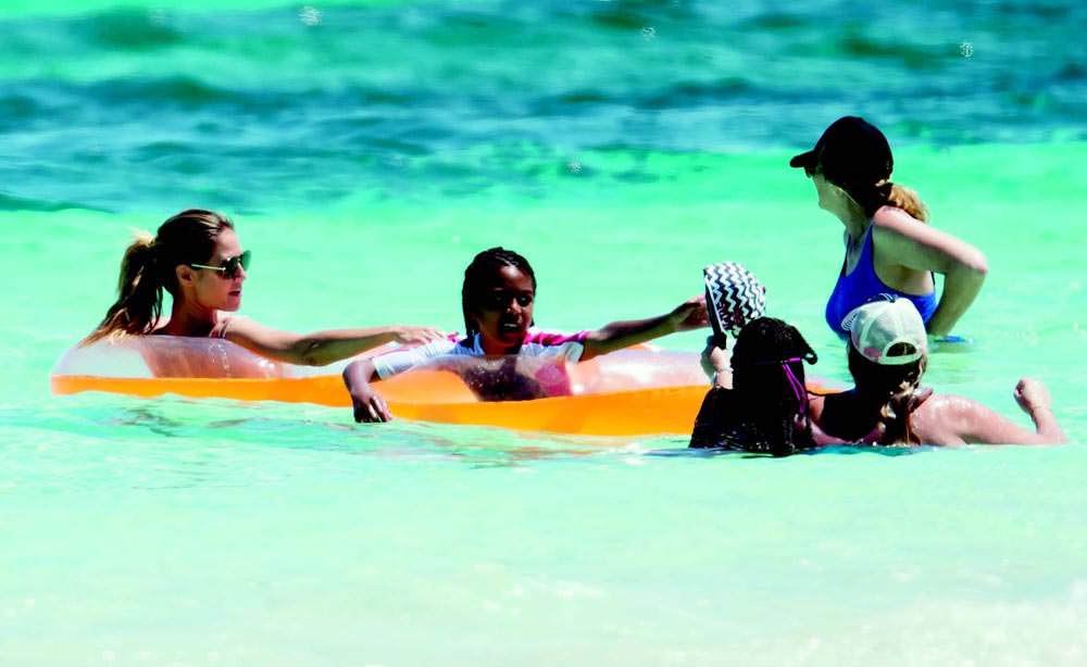 Çocuklarıyla birlikte Karayipler'de tatilde