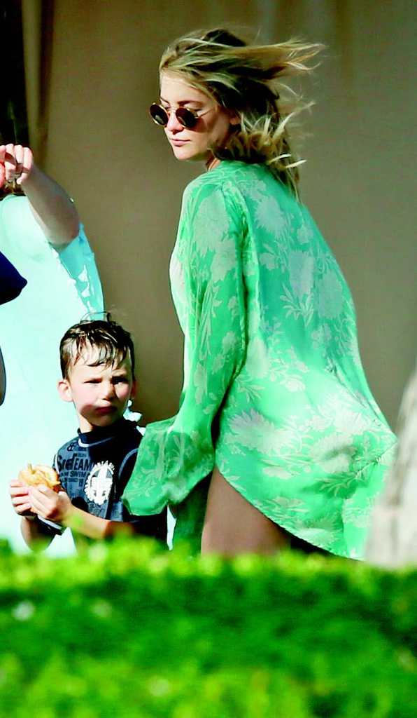 Yaz sezonunu çocuklarıyla açtı