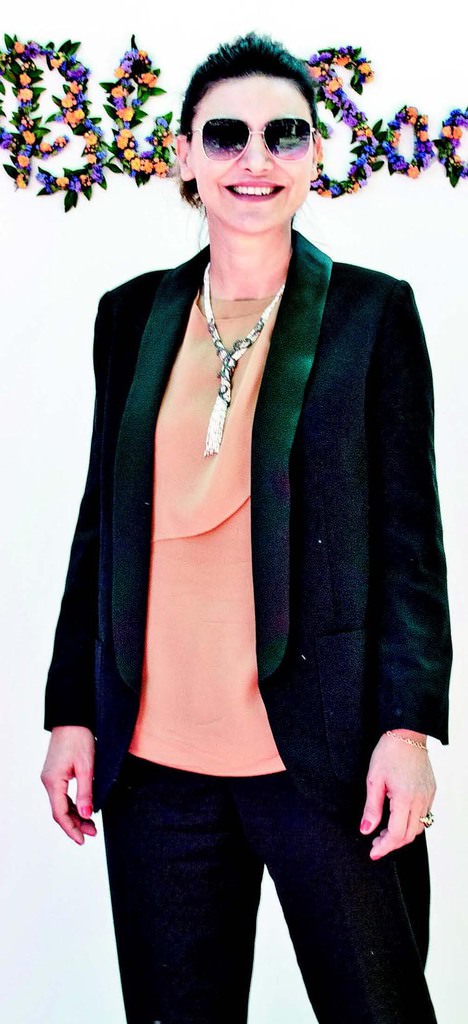 Özlem Süer'den 'beyaz gömlek elbise'ler