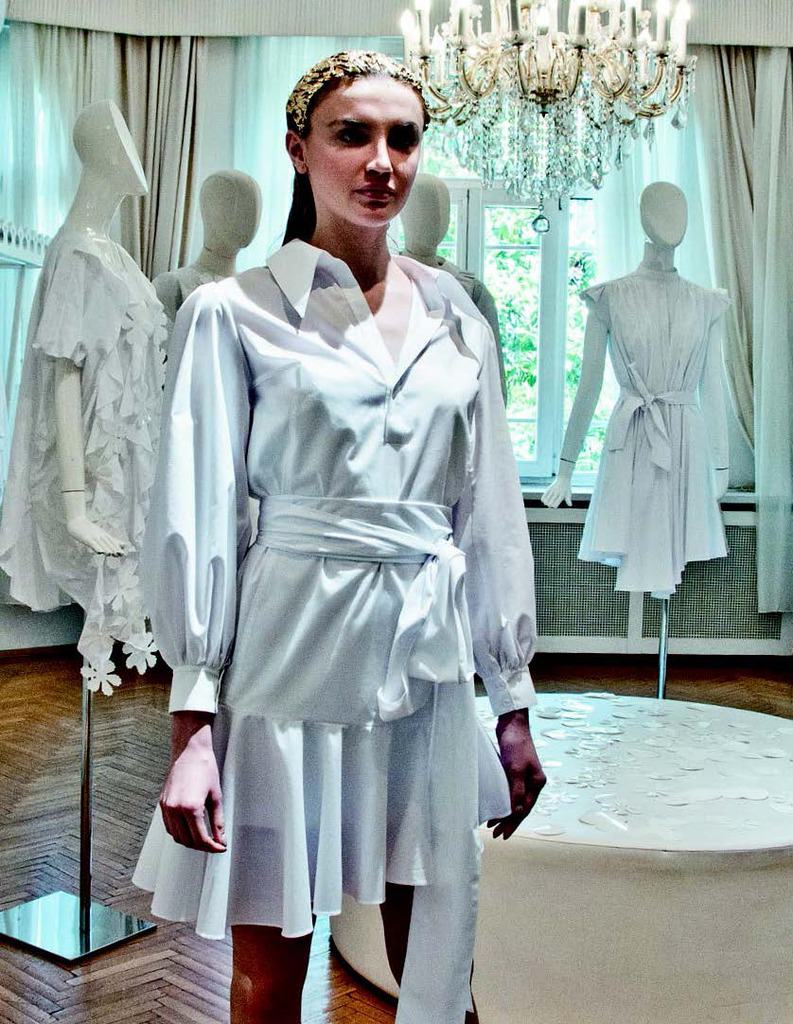 Özlem Süer'den 'beyaz gömlek elbise'ler