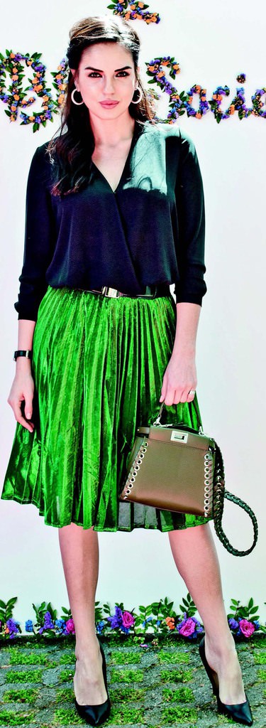 Özlem Süer'den 'beyaz gömlek elbise'ler