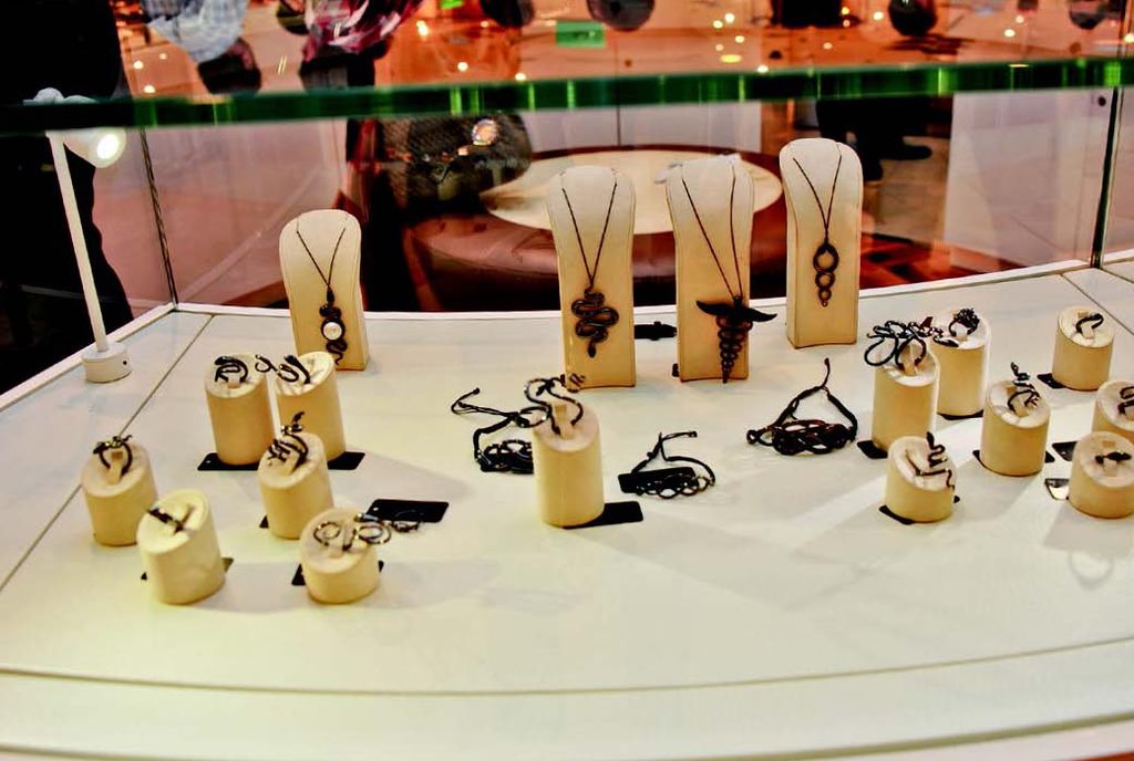 'Yılan'dan ilham aldığı tasarımlarını tanıttı