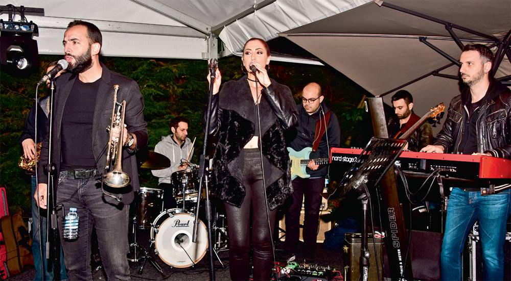 Eşi için sürpriz doğum günü partisi düzenledi