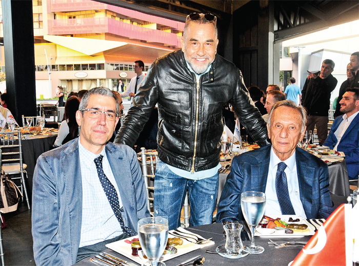 İş ortaklarını iftar davetinde ağırladı