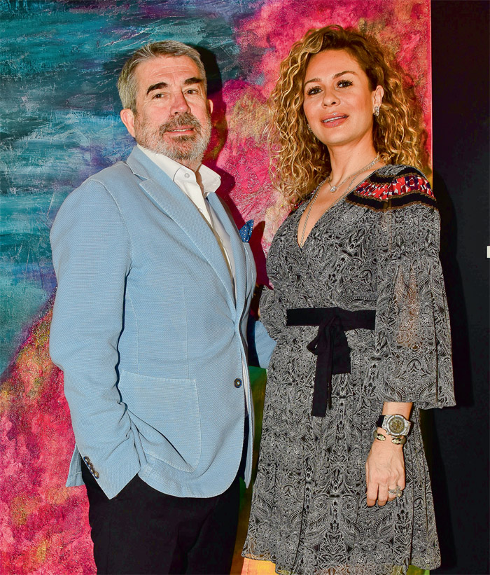 İlk sergisini dostlarına tanıttı