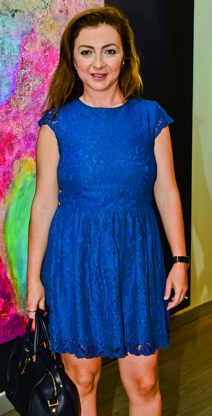 İlk sergisini dostlarına tanıttı