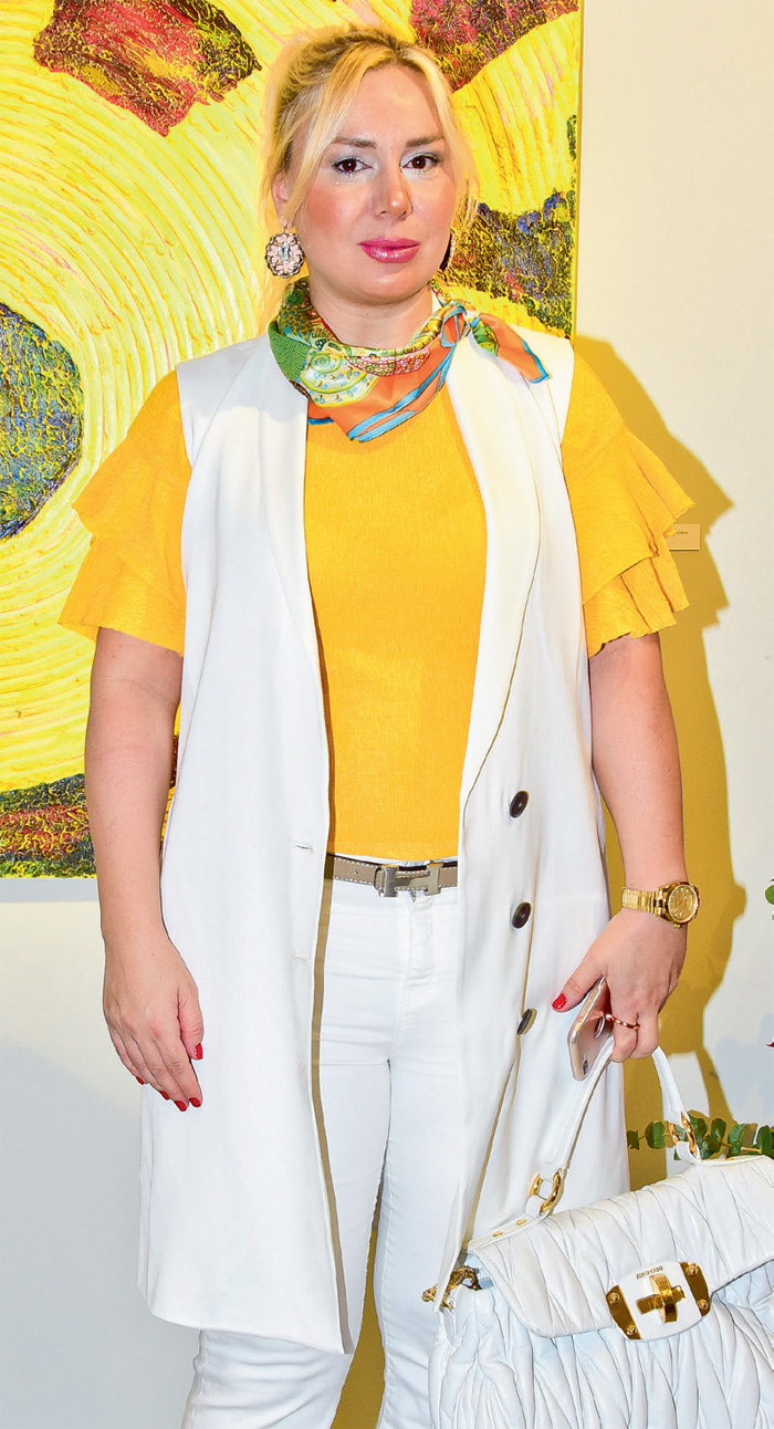 İlk sergisini dostlarına tanıttı