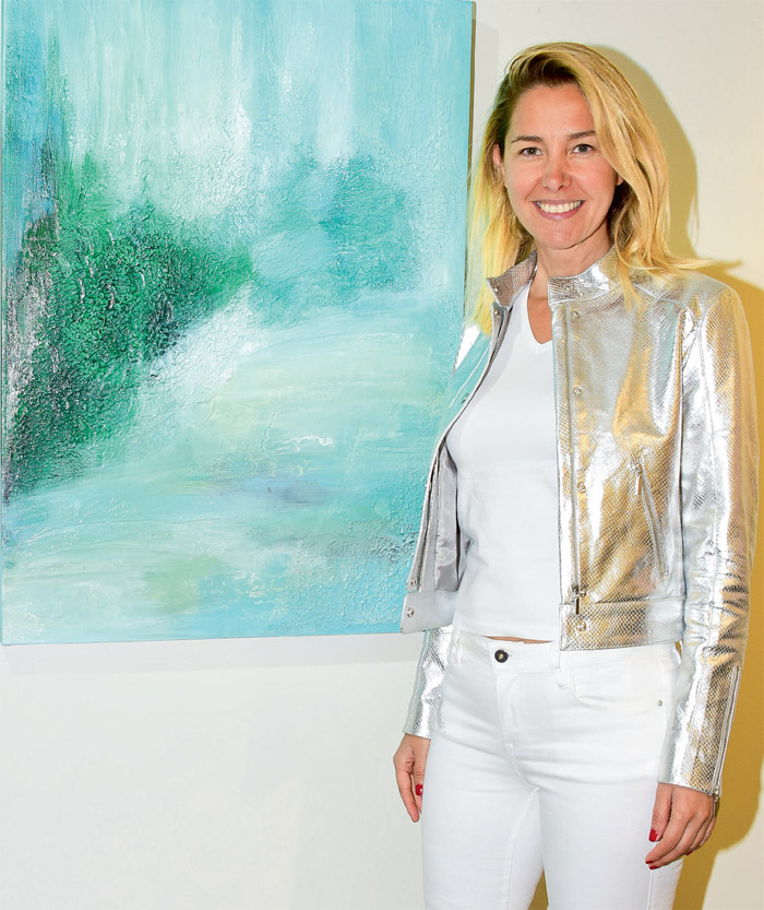 İlk sergisini dostlarına tanıttı