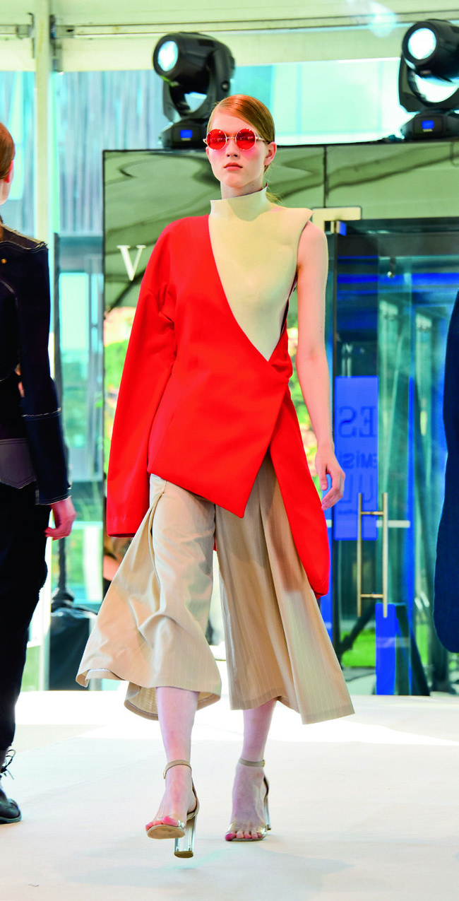 Mezunlardan çok özel bir defile