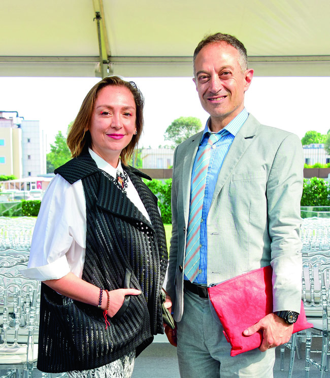 Mezunlardan çok özel bir defile