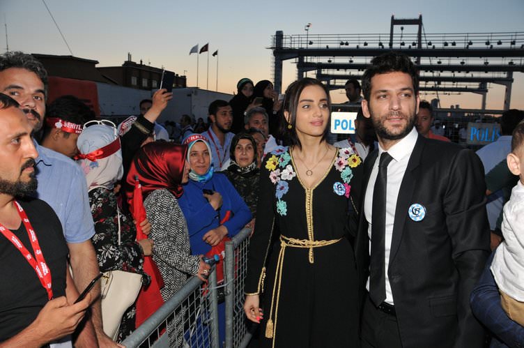 ‘Tankın önüne yatan kardeşe, çatıdan jete atlayan gençlere selam olsun’