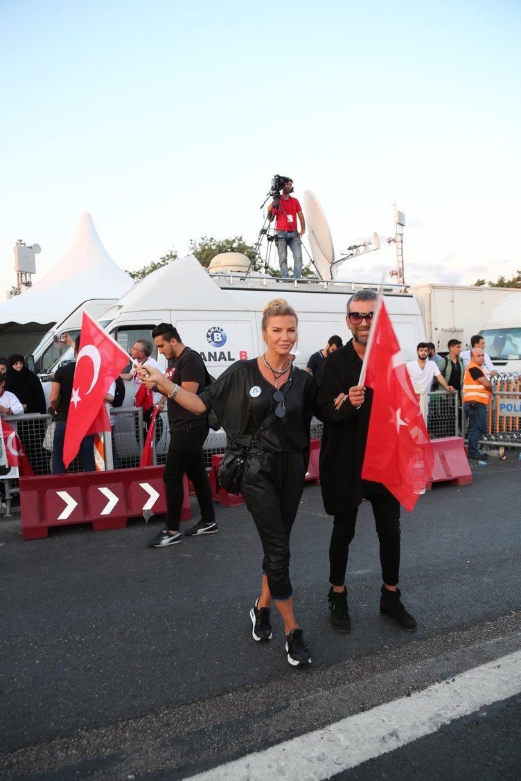 ‘Tankın önüne yatan kardeşe, çatıdan jete atlayan gençlere selam olsun’