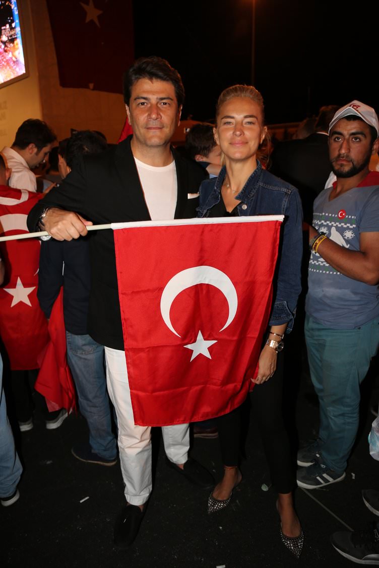 ‘Tankın önüne yatan kardeşe, çatıdan jete atlayan gençlere selam olsun’