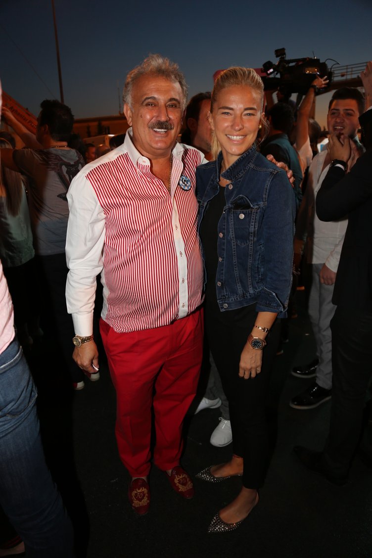 ‘Tankın önüne yatan kardeşe, çatıdan jete atlayan gençlere selam olsun’