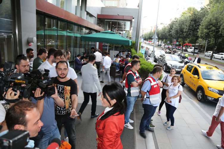 ‘Tankın önüne yatan kardeşe, çatıdan jete atlayan gençlere selam olsun’