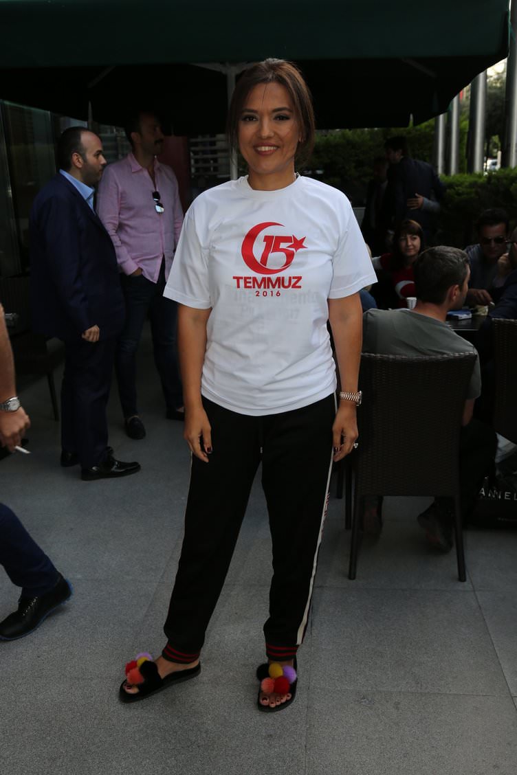 ‘Tankın önüne yatan kardeşe, çatıdan jete atlayan gençlere selam olsun’