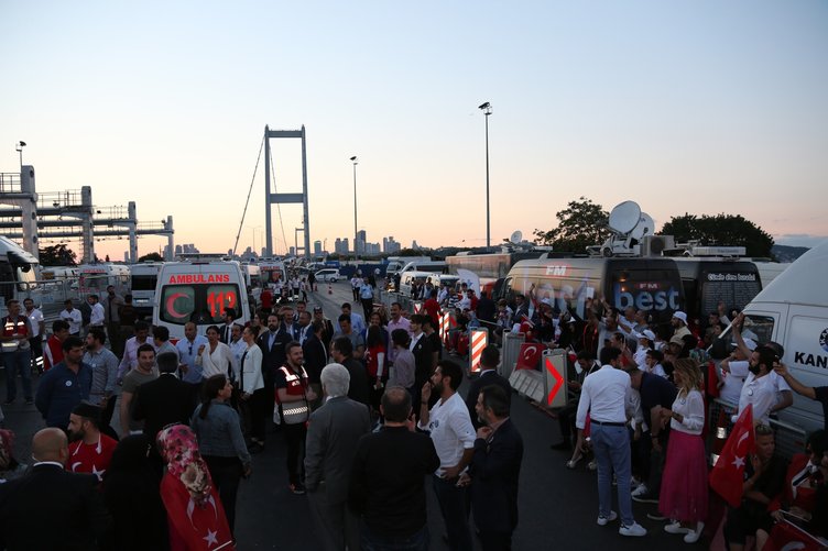 ‘Tankın önüne yatan kardeşe, çatıdan jete atlayan gençlere selam olsun’