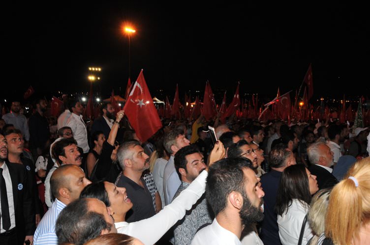 ‘Tankın önüne yatan kardeşe, çatıdan jete atlayan gençlere selam olsun’
