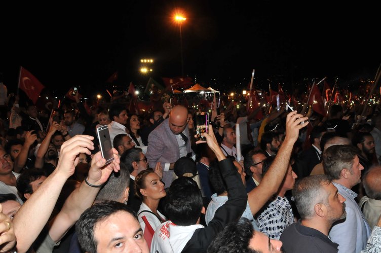 ‘Tankın önüne yatan kardeşe, çatıdan jete atlayan gençlere selam olsun’