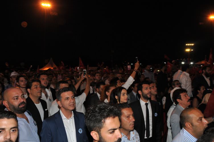 ‘Tankın önüne yatan kardeşe, çatıdan jete atlayan gençlere selam olsun’