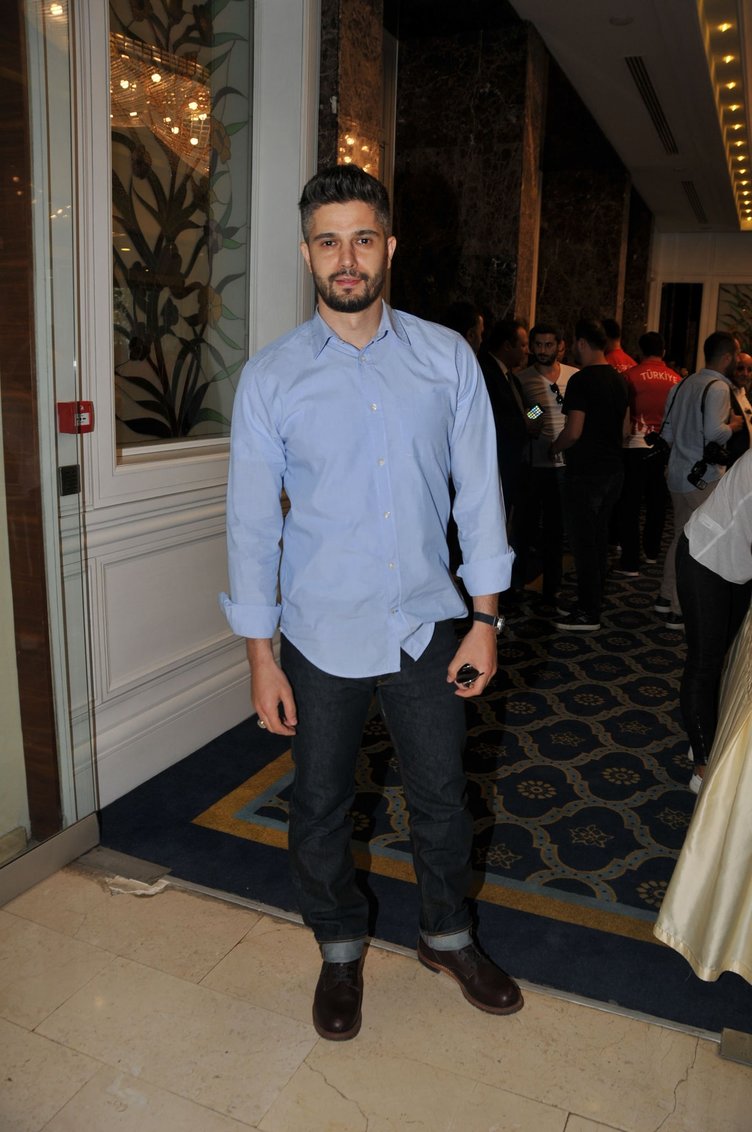 ‘Tankın önüne yatan kardeşe, çatıdan jete atlayan gençlere selam olsun’