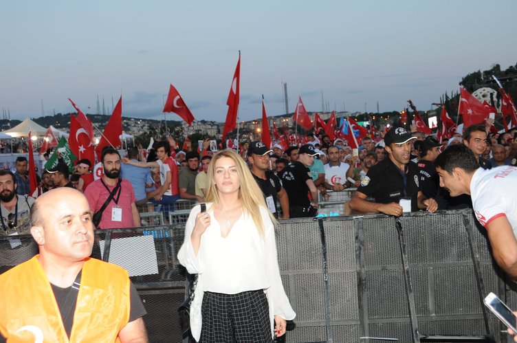 ‘Tankın önüne yatan kardeşe, çatıdan jete atlayan gençlere selam olsun’