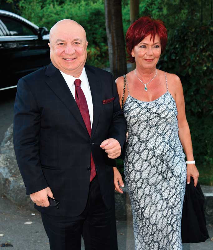 Genç Eczacıbaşı evlilik yolunda ilk adımı attı