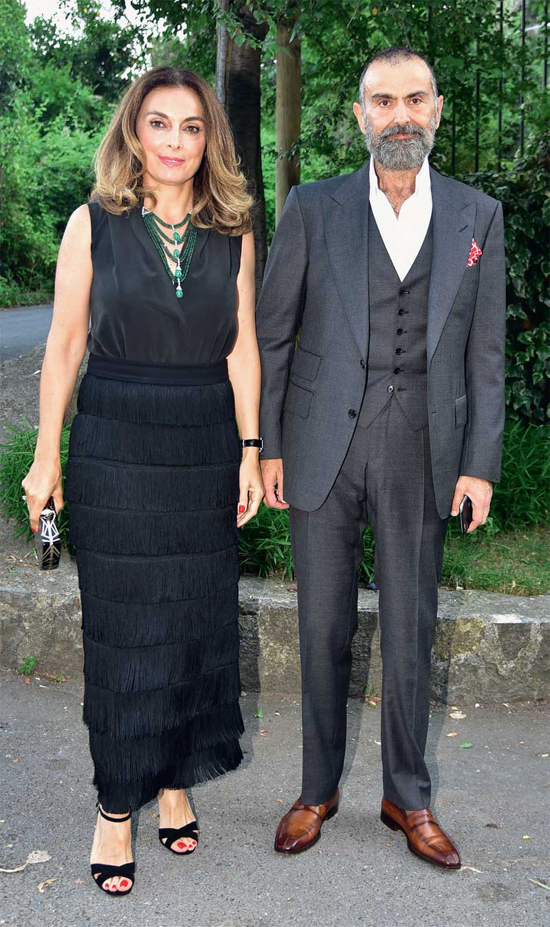 Genç Eczacıbaşı evlilik yolunda ilk adımı attı