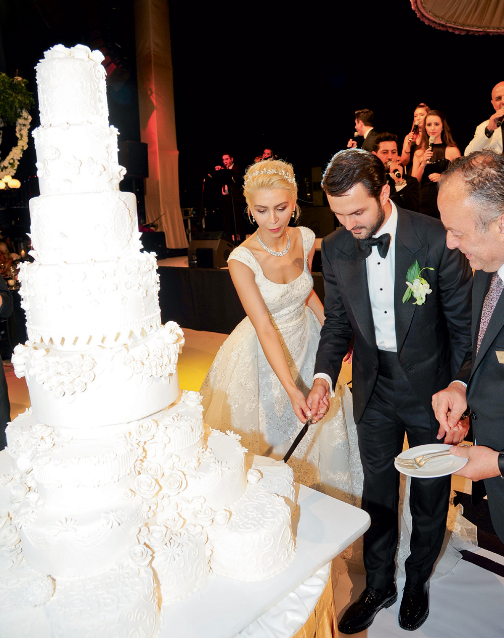 Mobilya devi oğlunu evlendirdi