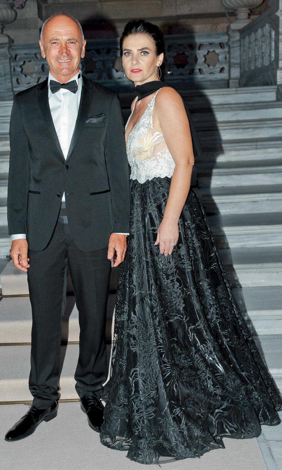 Mobilya devi oğlunu evlendirdi