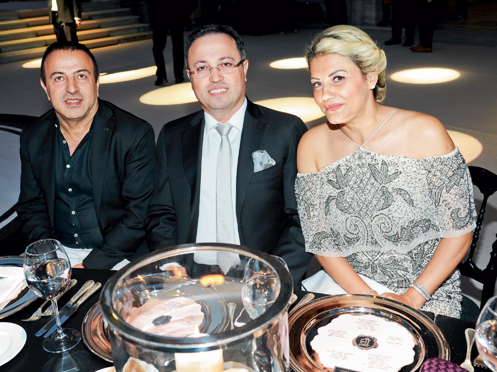 Mobilya devi oğlunu evlendirdi