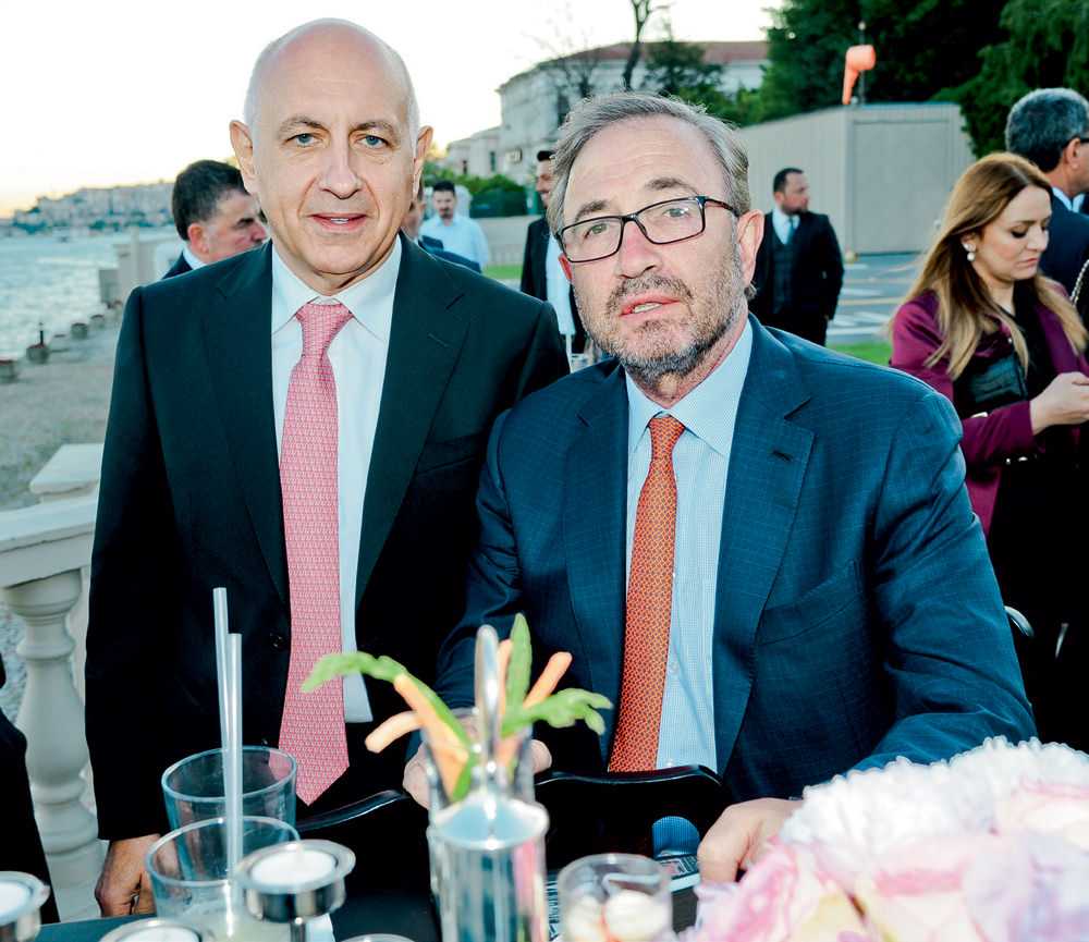 Mobilya devi oğlunu evlendirdi