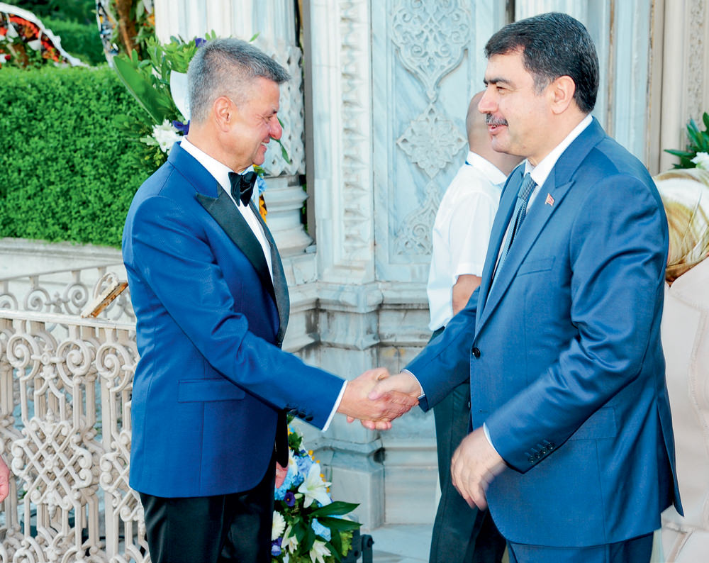 Mobilya devi oğlunu evlendirdi