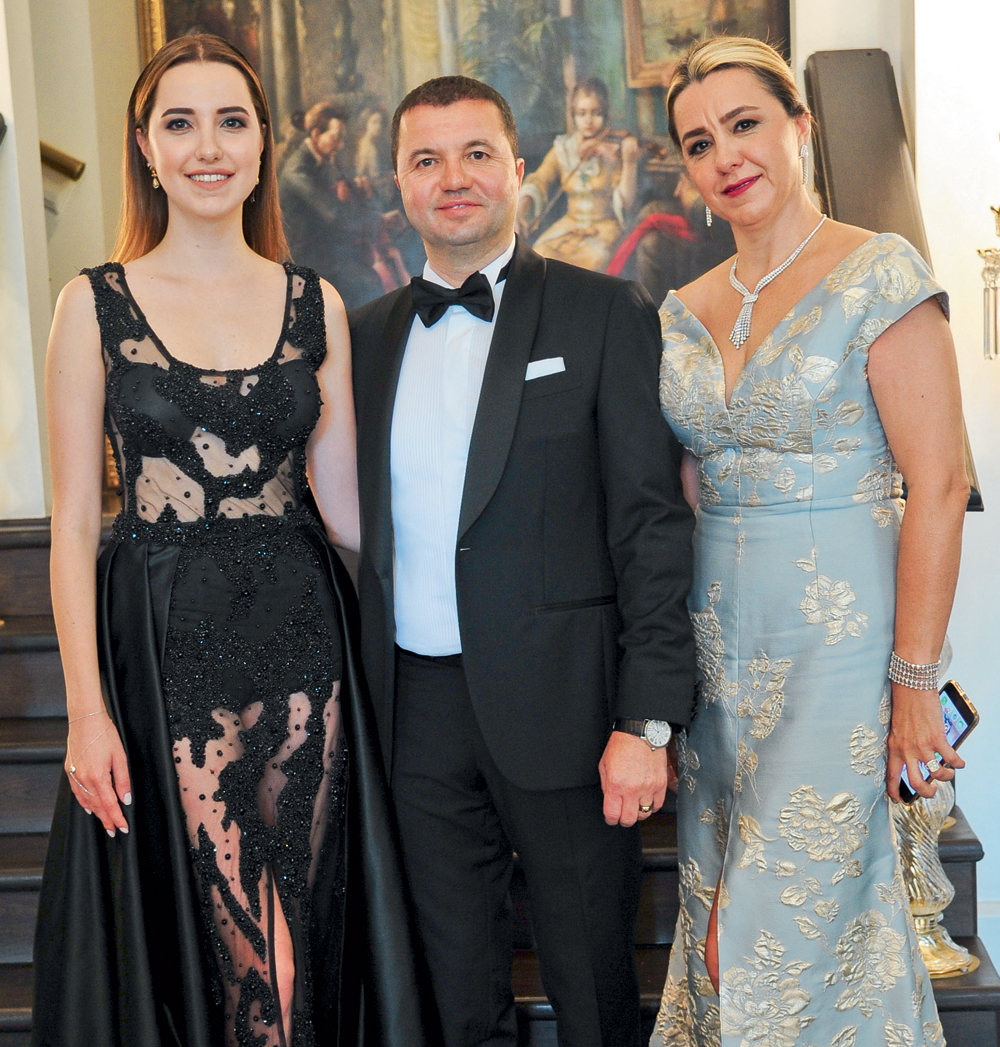 Mobilya devi oğlunu evlendirdi