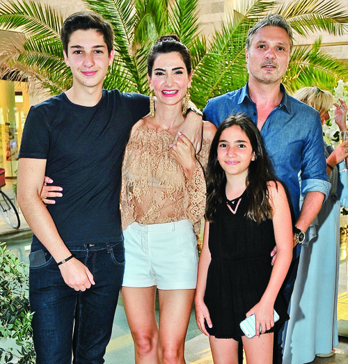 Yeni mağaza için görkemli davet