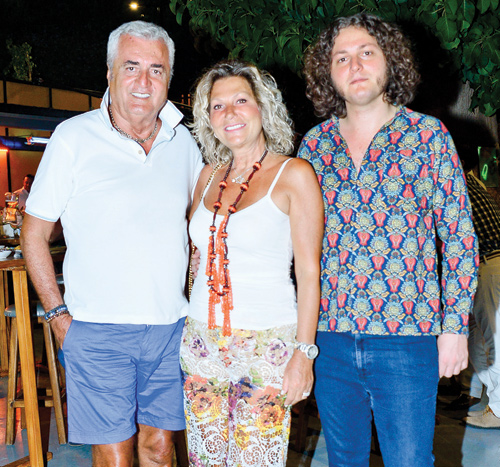 Babasına ithafen resim sergisi açtı