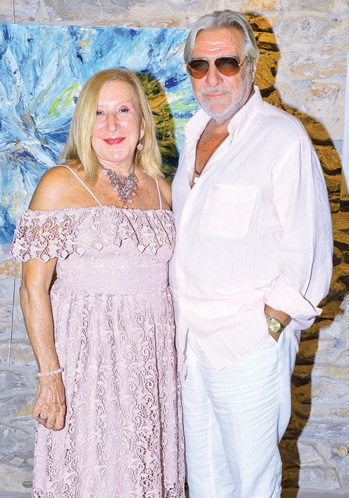 Babasına ithafen resim sergisi açtı