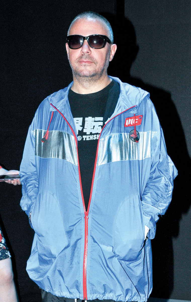 Bir defileyle iki koleksiyon tanıttı 