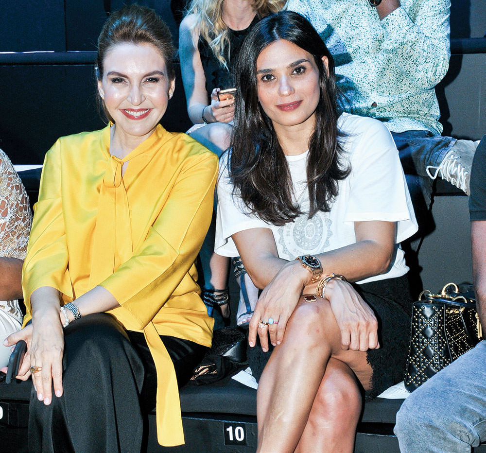 Bir defileyle iki koleksiyon tanıttı 