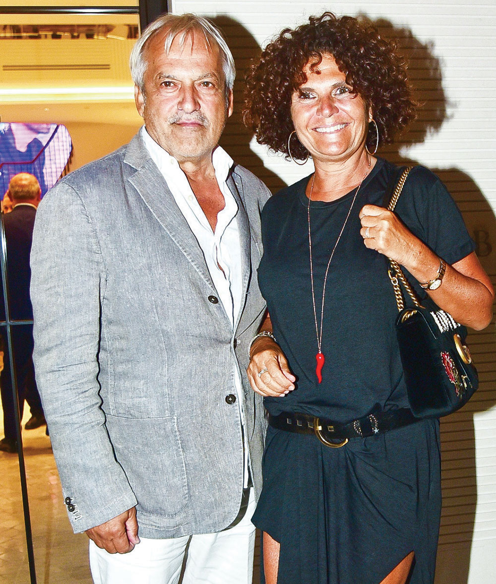 Mağaza açılışına ünlüler akın etti 