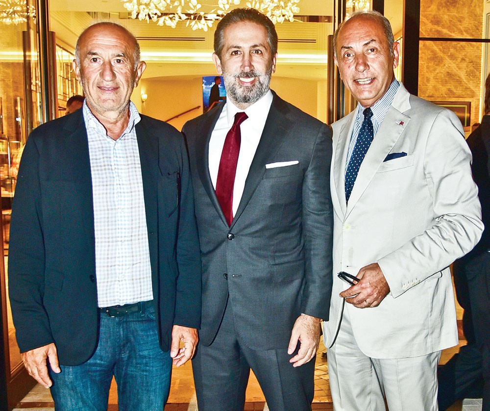 Mağaza açılışına ünlüler akın etti 