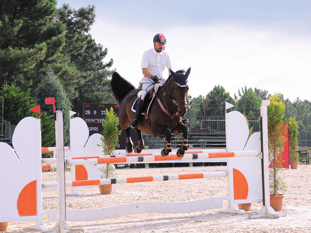 Engel atlama yarışları nefes kesti