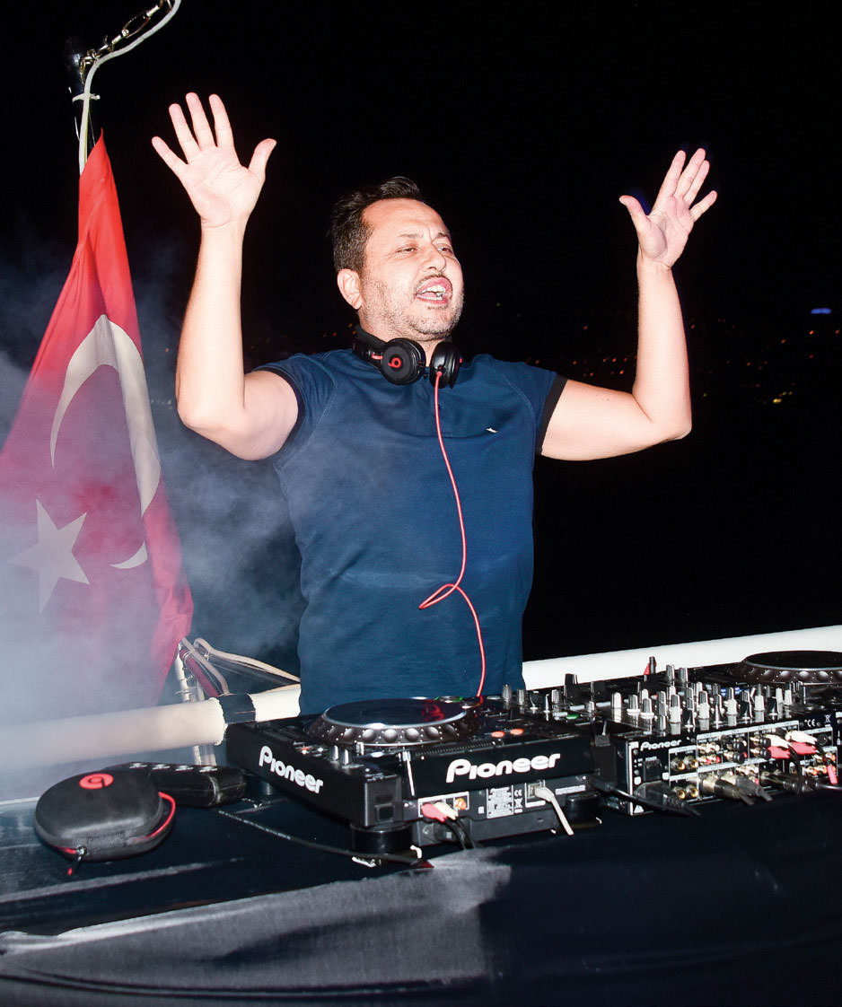 17. yılını denizde kutladı 